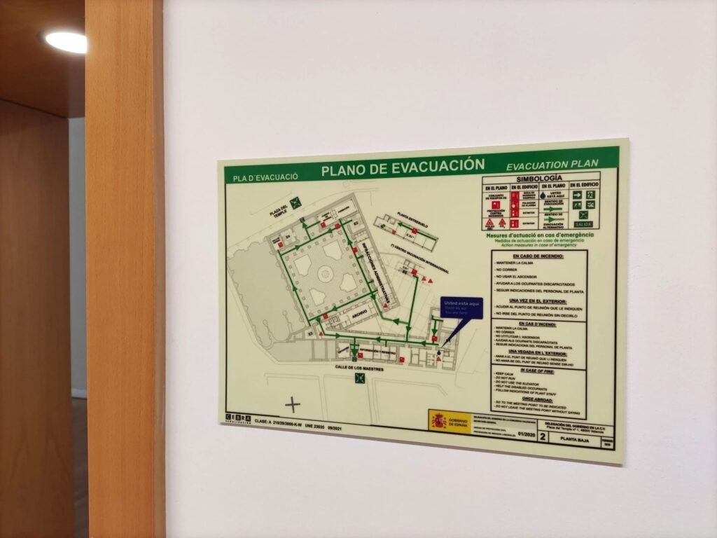 plano de evacuación físico, colocado en una pared